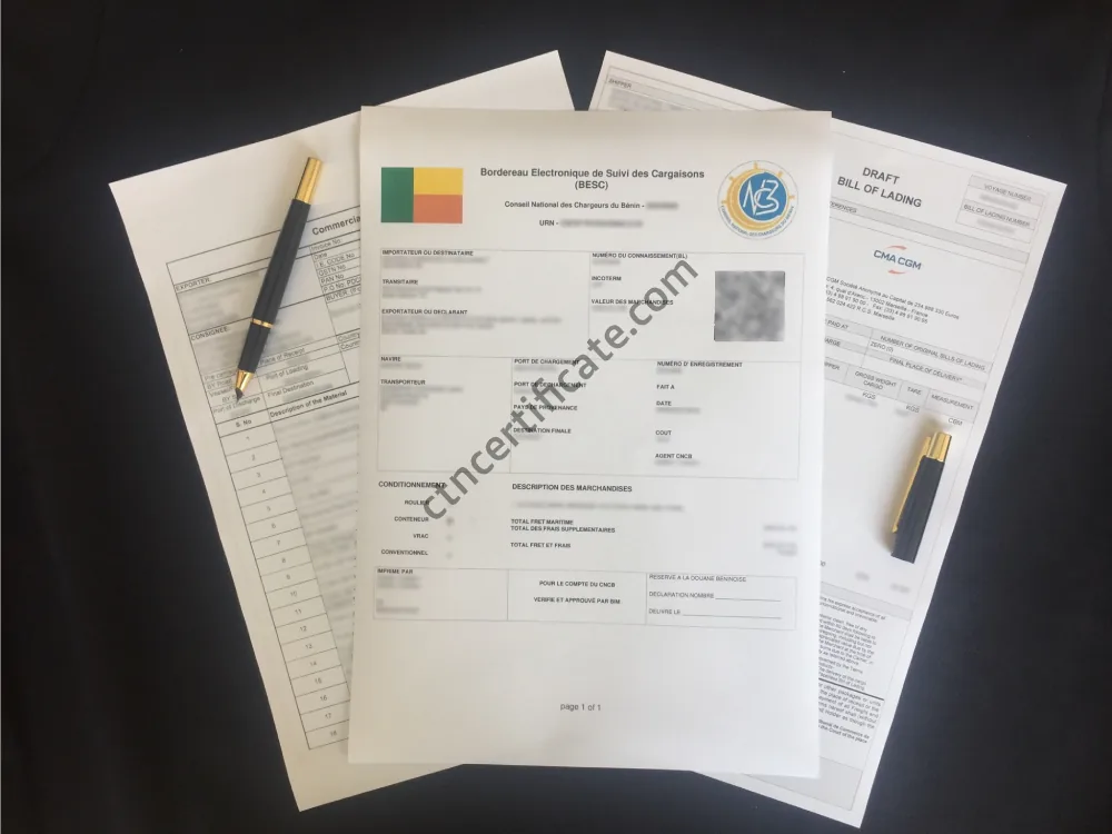 Une facture commerciale, un connaissement et le certificat BESC pour le Bénin avec un stylo sur fond noir.